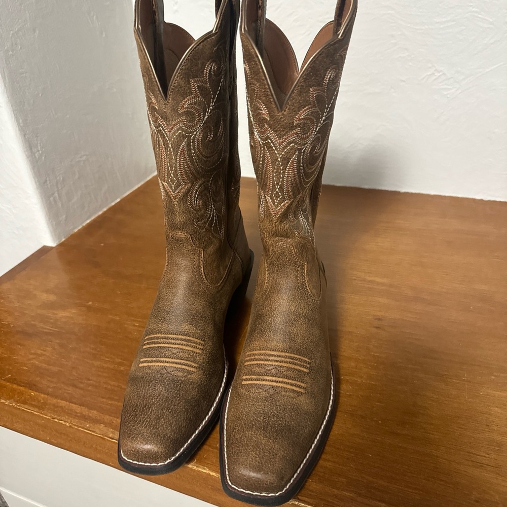 Woman’s brown Ariat boots size 7.5